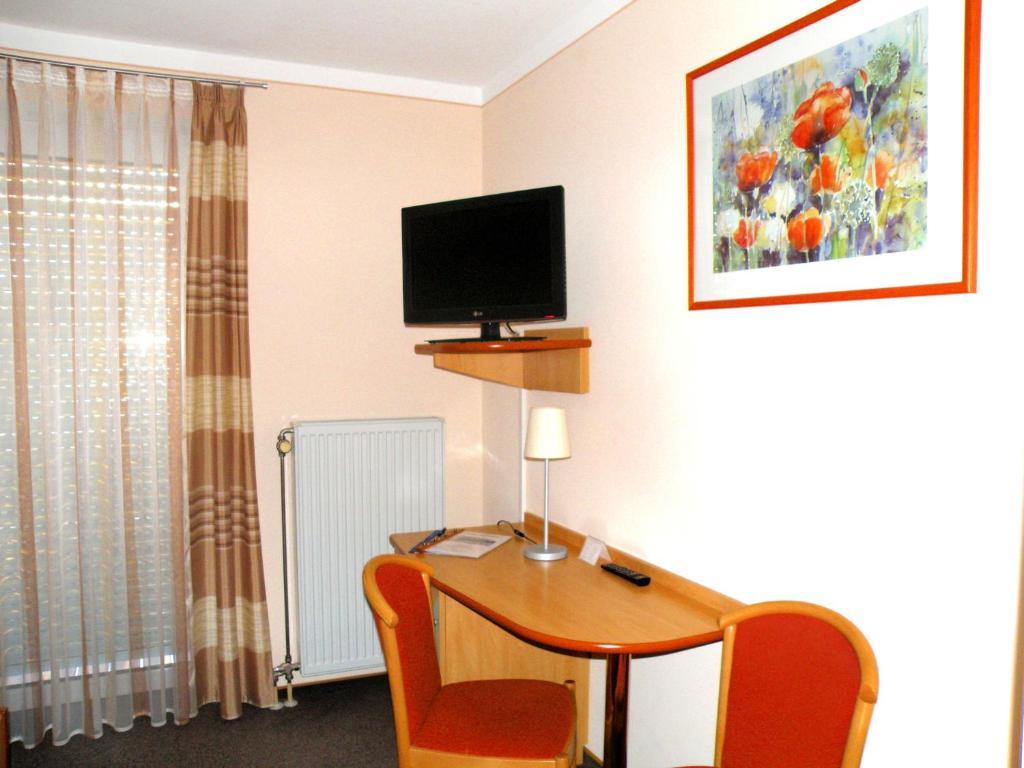 Zum Schwarzen Baeren Hotel Vohenstrauss Szoba fotó